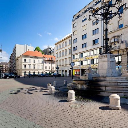 Budapest Central Square 2 Bedrooms Suite - Michaelides Voeroesmarty Square Residences Exteriör bild