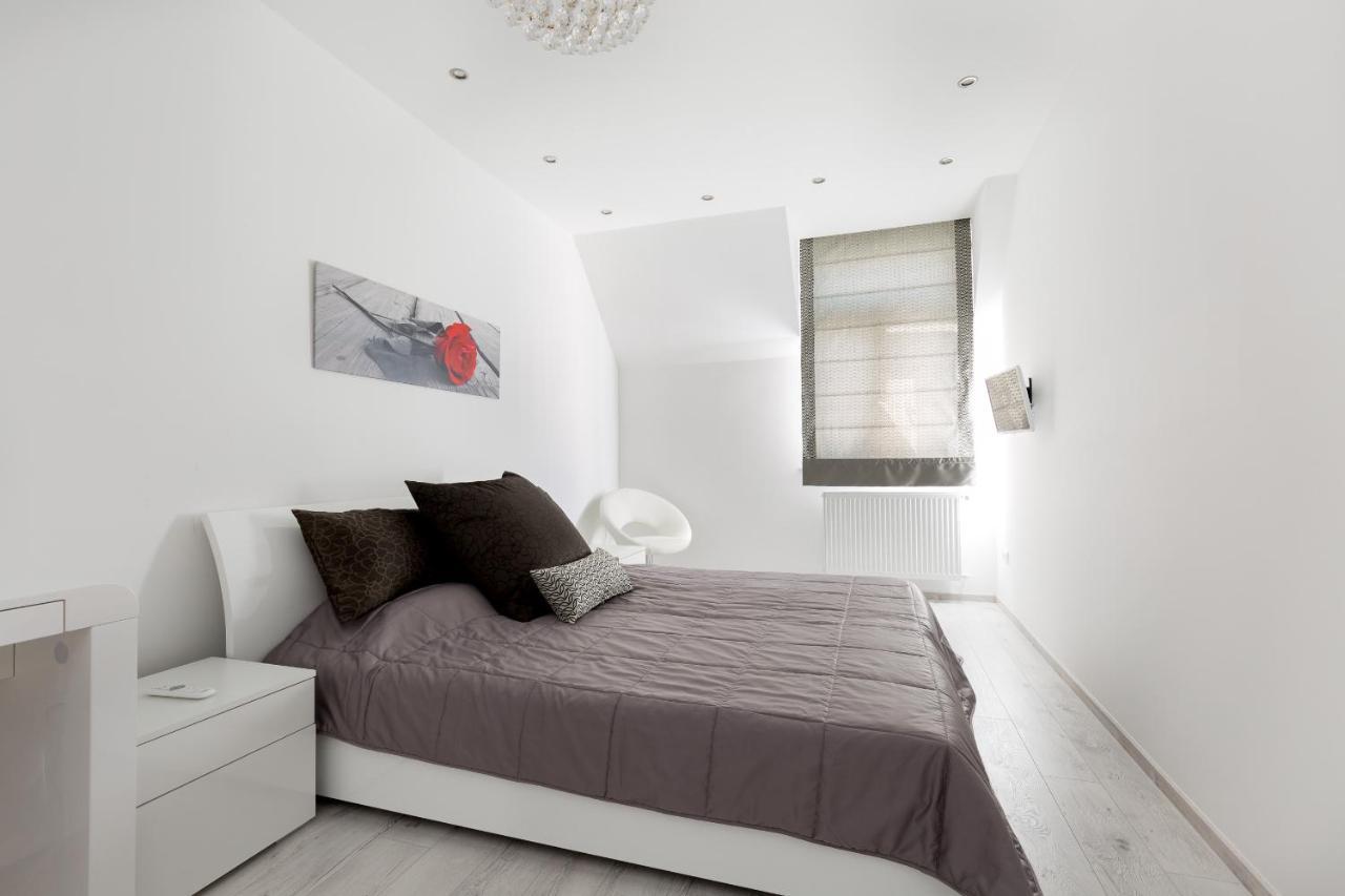 Budapest Central Square 2 Bedrooms Suite - Michaelides Voeroesmarty Square Residences Exteriör bild
